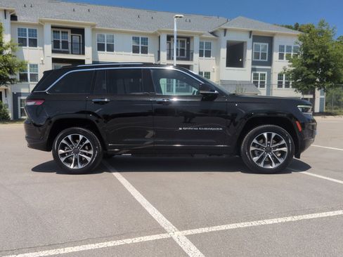 Used 2023 Jeep Grand Cherokee Overland AWD/4WD image 3