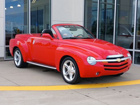 Used 2004 Chevrolet SSR w/ Preferred Equipment Group RWD image 4
