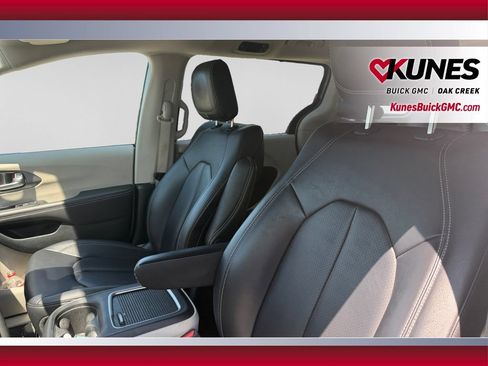 Used 2024 Chrysler Pacifica Touring-L FWD image 23