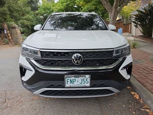 Used 2023 Volkswagen Taos SE w/ Panoramic Sunroof Package AWD/4WD image 2