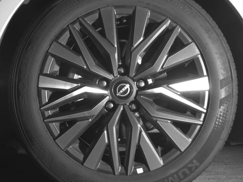 Used 2025 Nissan Altima 2.5 SV FWD image 12