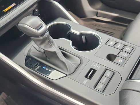 Used 2024 Toyota Highlander XLE image 15