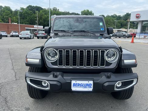 Used 2025 Jeep Wrangler Unlimited Sahara AWD/4WD image 2