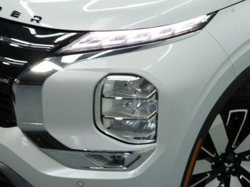 New 2026 Mitsubishi Outlander SE FWD image 2