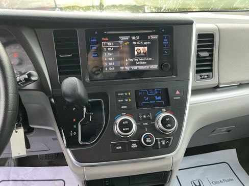 Used 2017 Toyota Sienna LE image 21