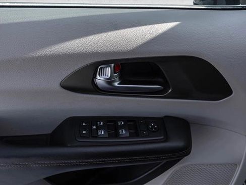 Used 2019 Chrysler Pacifica Touring-L Plus image 12