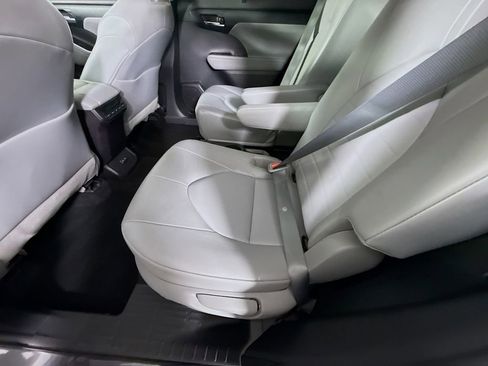 Used 2022 Toyota Highlander XLE image 27