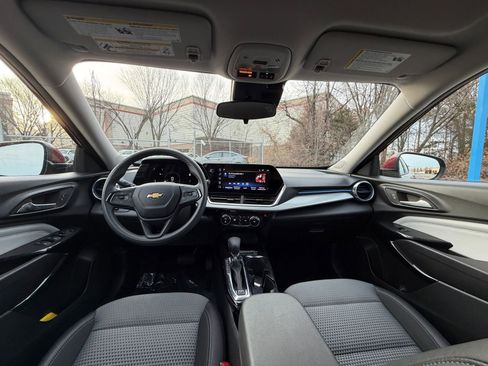 Used 2025 Chevrolet Trax LT image 31