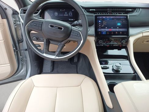 Certified 2024 Jeep Grand Cherokee Limited image 3