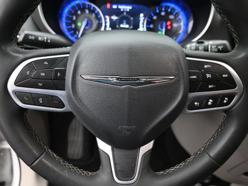 Used 2023 Chrysler Pacifica Touring-L FWD image 21
