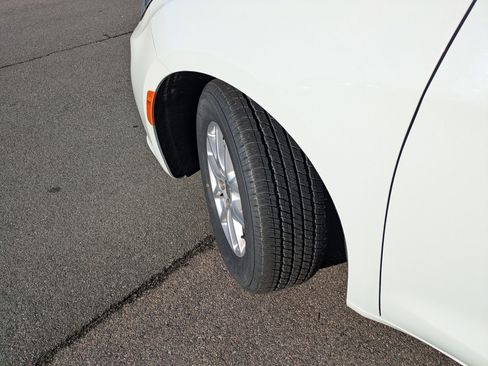 Used 2023 Chrysler Pacifica Touring-L image 36