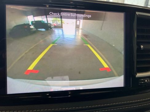 Used 2023 Chrysler Pacifica Limited FWD image 11