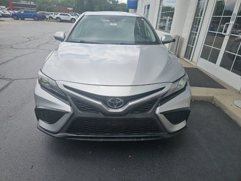 Used 2021 Toyota Camry SE FWD image 3