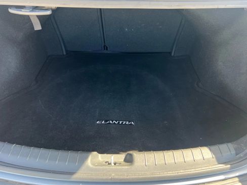 Used 2017 Hyundai Elantra SE image 27