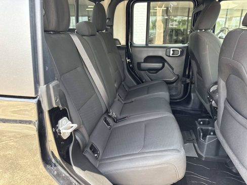 Used 2022 Jeep Gladiator Sport AWD/4WD image 9