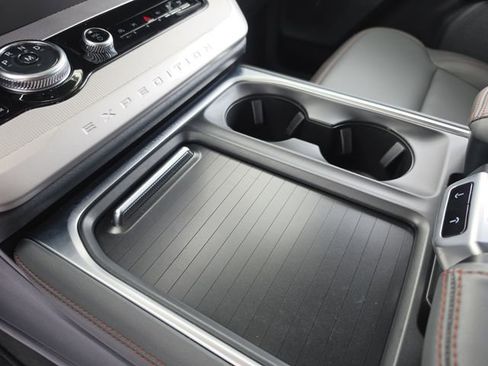 Used 2025 Ford Expedition Active image 21