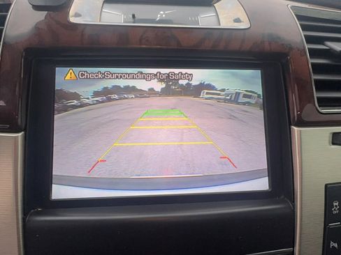 Used 2014 Cadillac Escalade Platinum RWD image 19