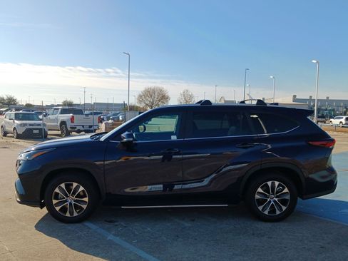 Used 2025 Toyota Highlander XLE image 7