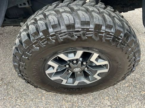 Used 2017 Toyota Tacoma TRD Off-Road image 32
