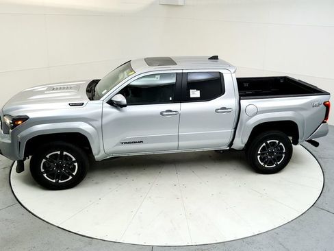 Used 2025 Toyota Tacoma TRD Sport w/ TRD Sport Premium Package AWD/4WD image 14