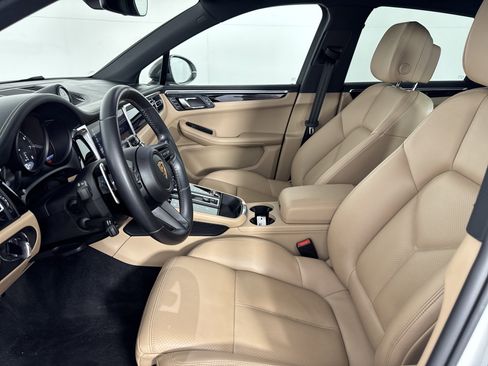 Used 2023 Porsche Macan Turbo image 17