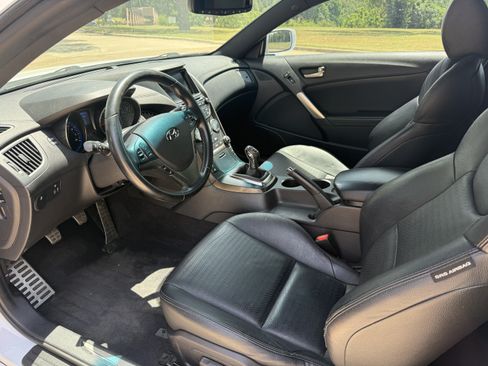 Used 2015 Hyundai Genesis 3.8 RWD image 9