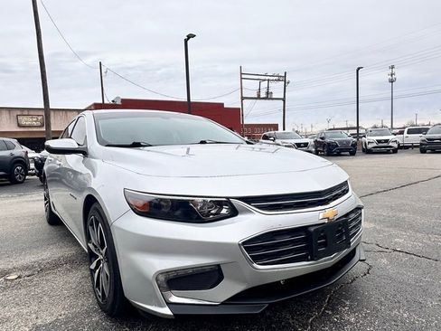 Used 2018 Chevrolet Malibu LT w/ Leather Package image 3