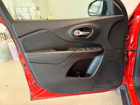Used 2021 Jeep Cherokee Trailhawk w/ Technology Group AWD/4WD image 15
