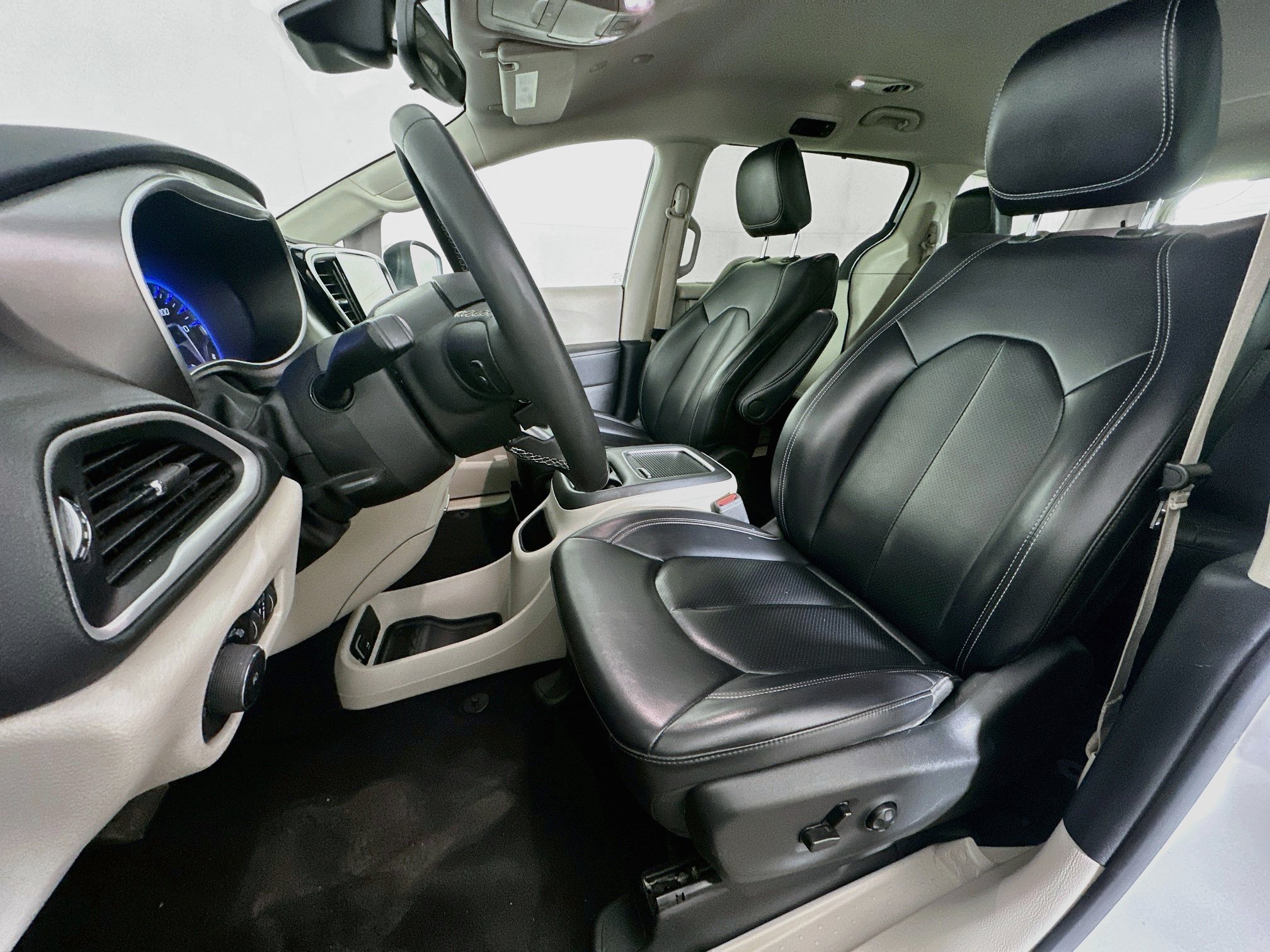 Used 2023 Chrysler Pacifica Touring-L FWD image 13