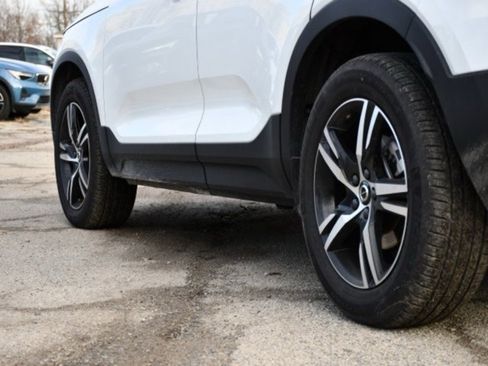 Certified 2025 Volvo XC40 B5 Core image 9