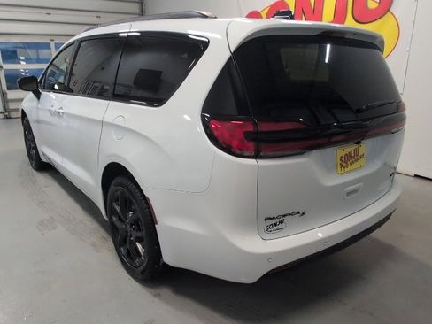 New 2026 Chrysler Pacifica Select image 3