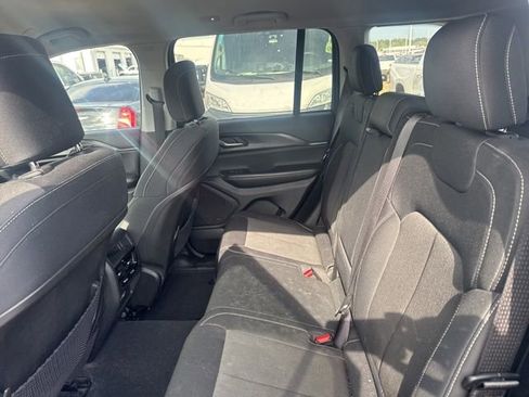 Used 2023 Jeep Grand Cherokee Laredo image 7