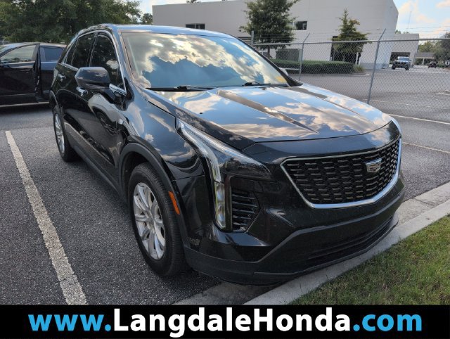 Used 2019 Cadillac XT4 Luxury w/ Cold Weather Package FWD image 1