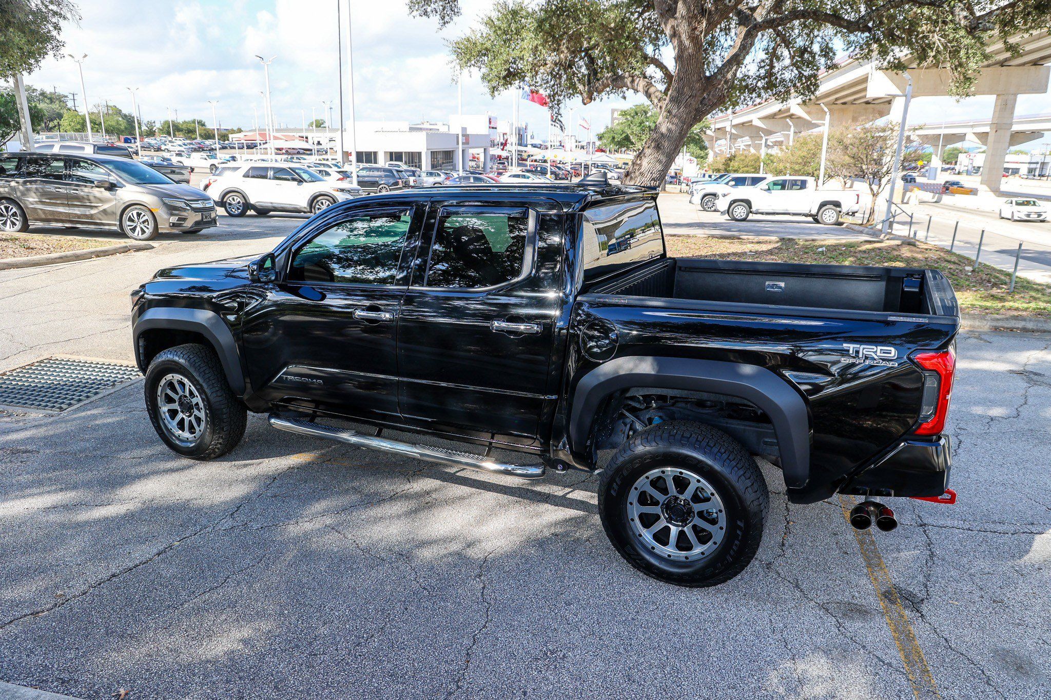 Certified 2025 Toyota Tacoma TRD Off-Road AWD/4WD image 11