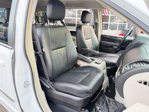 Used 2016 Chrysler Town & Country Touring FWD image 16