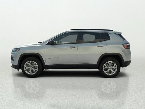 Used 2024 Jeep Compass Latitude AWD/4WD image 4