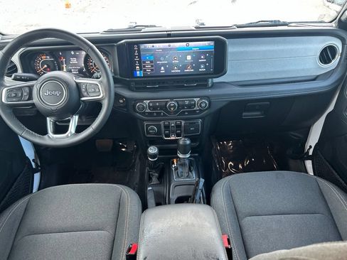 Used 2025 Jeep Wrangler Unlimited Sahara AWD/4WD image 34