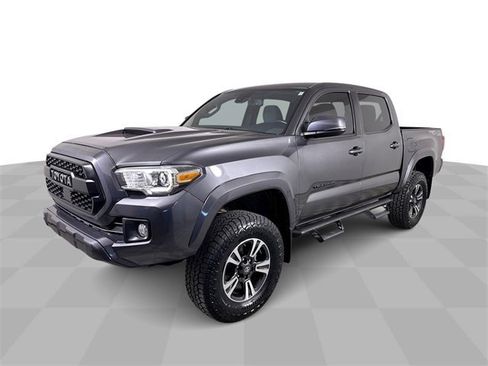 Used 2019 Toyota Tacoma TRD Sport w/ Technology Package image 4