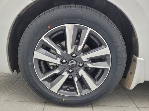 Used 2025 Nissan Versa SV w/ Trunk Package FWD image 31