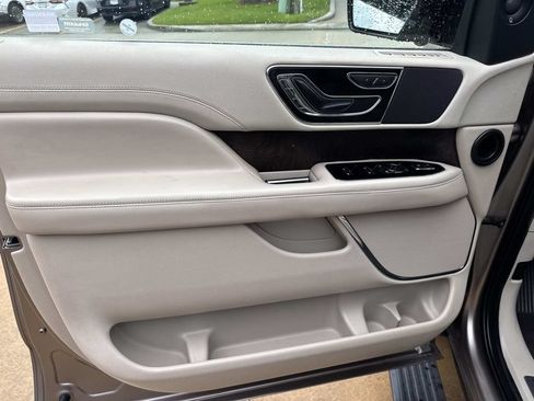 Used 2019 Lincoln Navigator Select RWD image 19