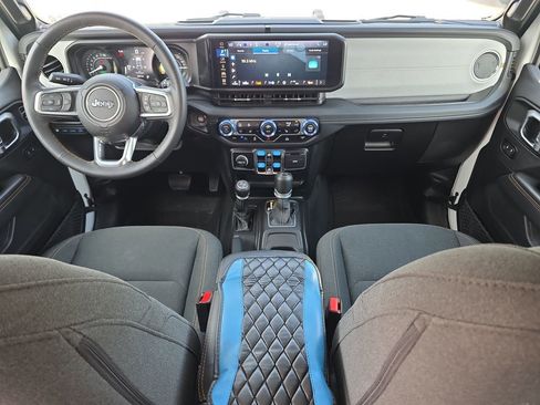 Used 2024 Jeep Wrangler Unlimited Sahara image 12