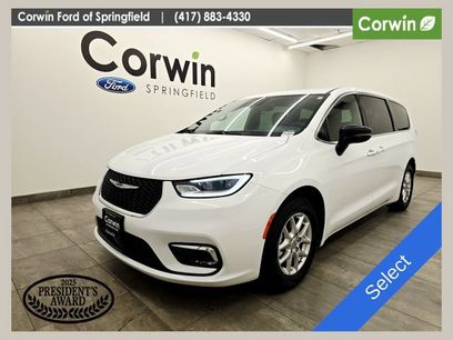 Used 2025 Chrysler Pacifica Select