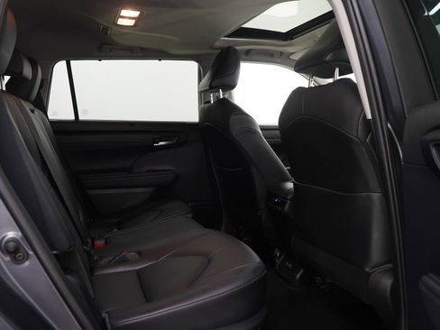 Used 2021 Toyota Highlander XLE AWD/4WD image 12