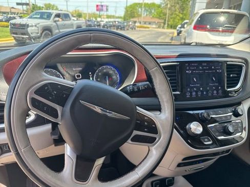 Used 2018 Chrysler Pacifica Limited FWD image 12