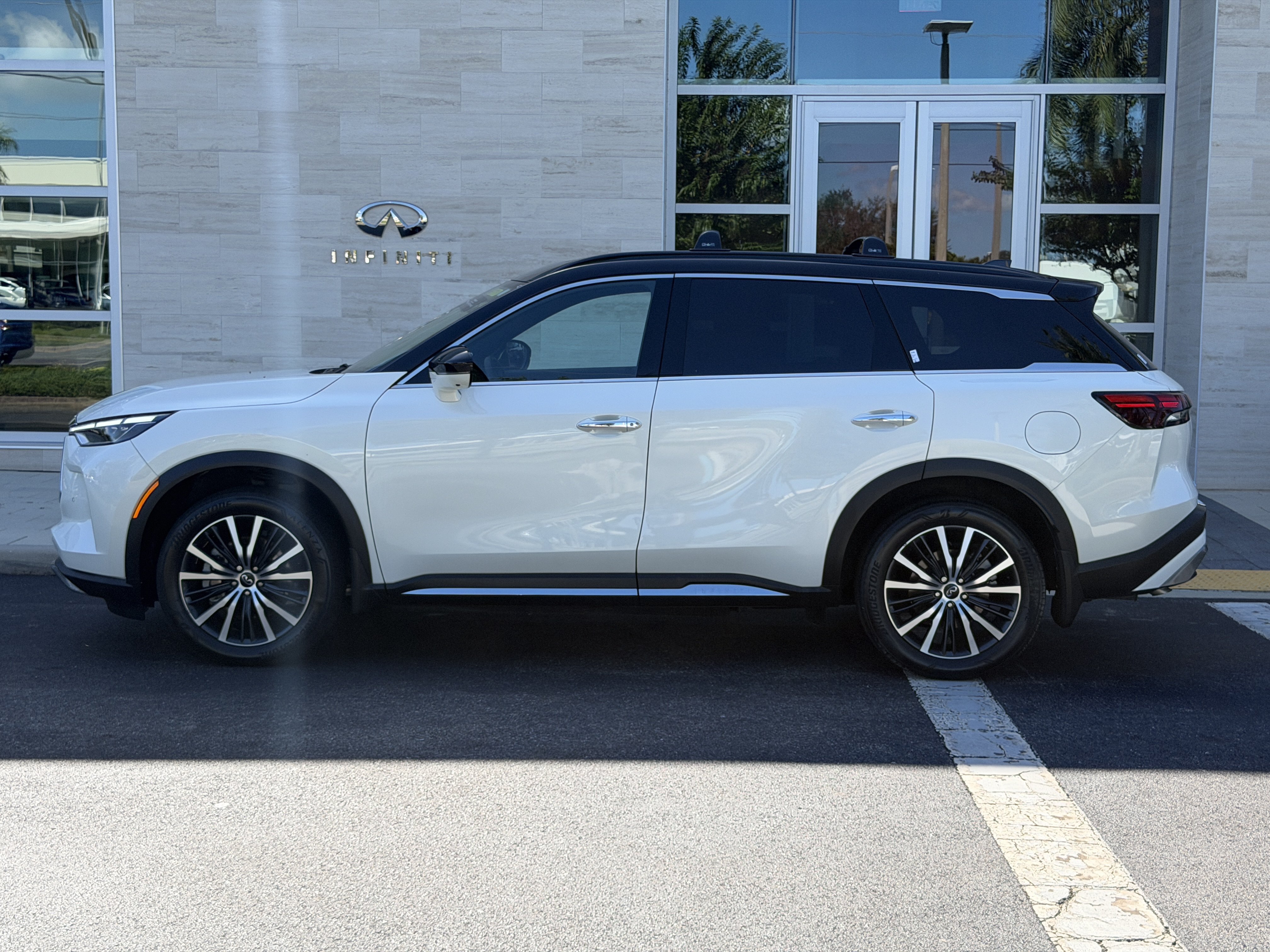 Certified 2025 INFINITI QX60 Autograph w/ Cargo Package AWD/4WD image 4