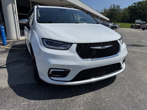 Used 2023 Chrysler Pacifica Limited w/ Uconnect Theater Family Group FWD image 8