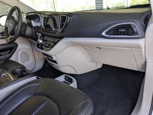 Used 2023 Chrysler Pacifica Touring-L FWD image 4