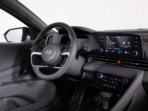 Certified 2025 Hyundai Elantra Sport image 23