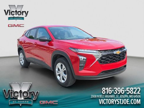 Used 2026 Chevrolet Trax LS FWD image 1