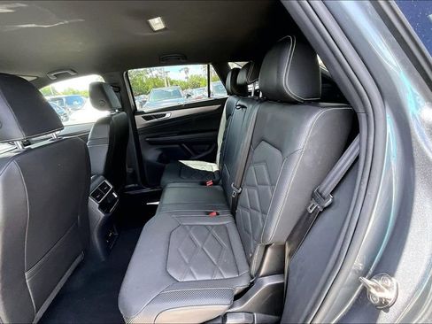 Certified 2025 Volkswagen Atlas Cross Sport SE FWD image 17